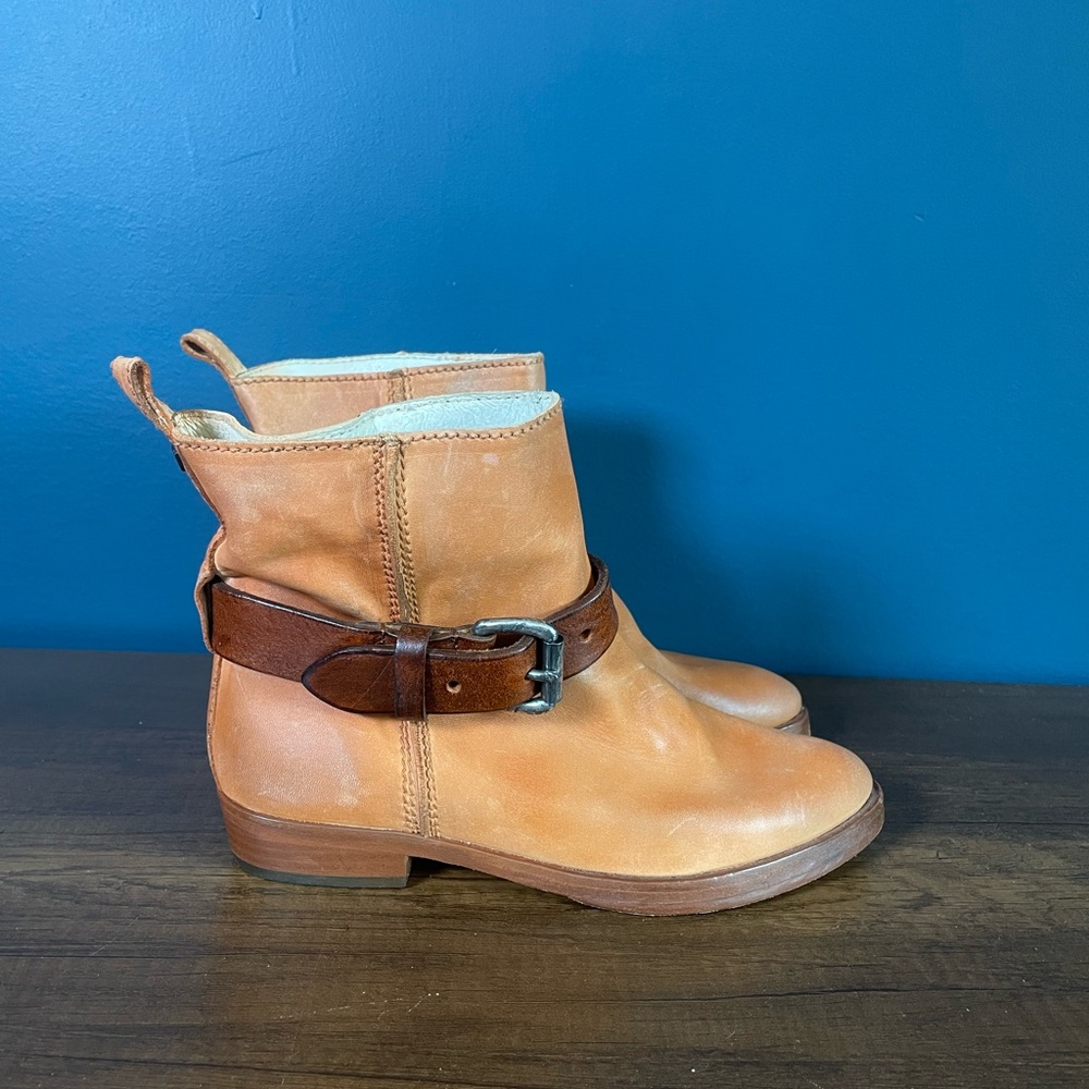 Hollywood Trading Company HTC Gwen Womens Sz 39 Leather Belted Tan Ankle Boots